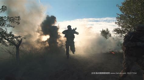 黄昏里，特战队员战斗火力全开 - 中国军网