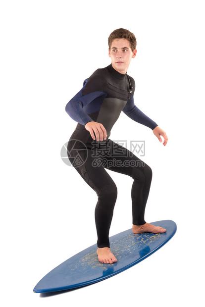 身穿湿衣穿着滑雪板的青少年装高清图片下载-正版图片503579756-摄图网