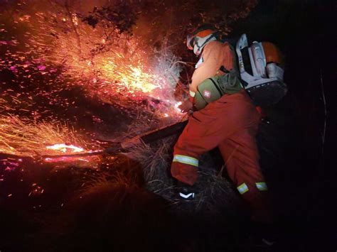 C视频丨直击雅江山火救援：消防员凌晨两点出动，用无人机扑灭悬崖火点 - 川观新闻