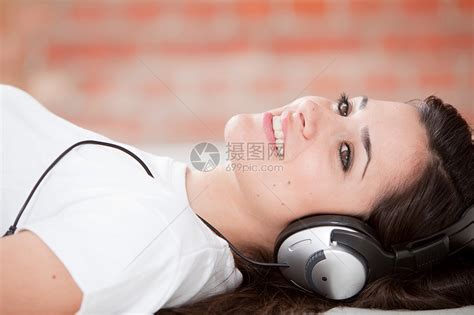 躺着听音乐的女人高清图片下载-正版图片501453973-摄图网