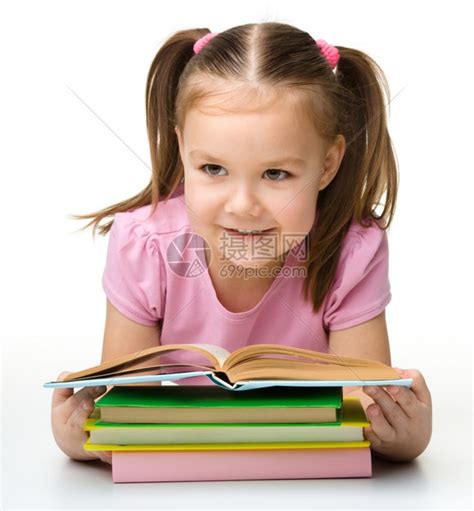 知识孩子学习可爱的小女孩读一本书孤立在白色之上高清图片下载-正版图片307865342-摄图网