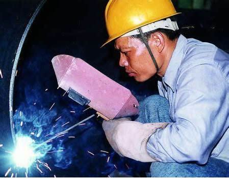永安双华公司开展机修班组“电焊技能比武”活动_福建海峡科化股份有限公司