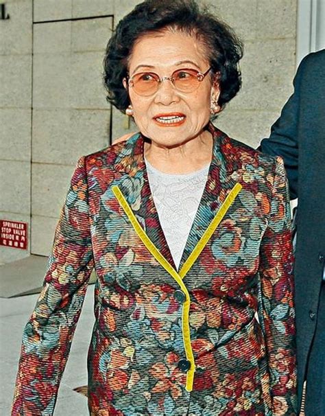 看了香港女首富邝肖卿才懂：女人过了90，真是体态+穿搭决定一切