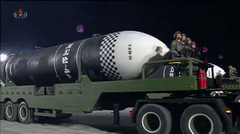 朝鲜展示最新型弹道导弹 比火星15更大(图)_手机新浪网