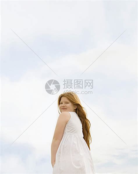 仰望天空的少女背景插画图片下载-正版图片402443375-摄图网