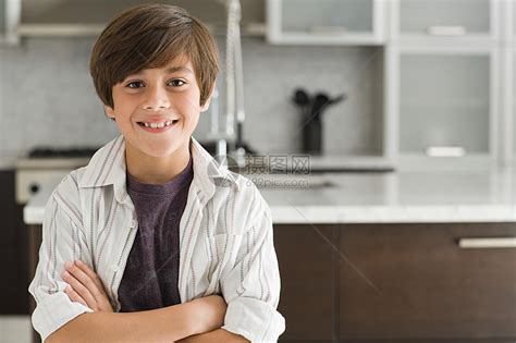 微笑的西班牙裔男孩高清图片下载-正版图片501500270-摄图网
