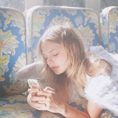 甜美长相欧美女生头像