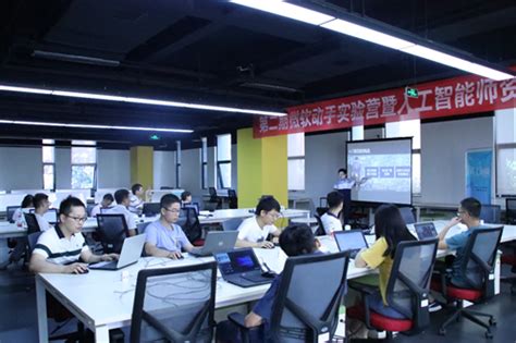 郑州大学华为ICT学院首期“华为人工智能培训班”开班！_向心力信息技术股份有限公司