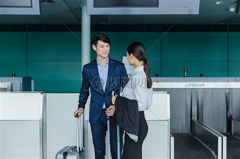 机场职业男女商务出行高清图片下载-正版图片500597666-摄图网