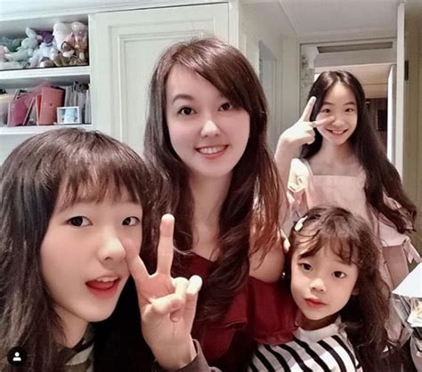 贾静雯晒三个女儿照片 感慨女儿们是人生小导师_新浪图片