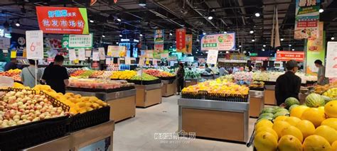 超市工作人员在分装蔬菜包