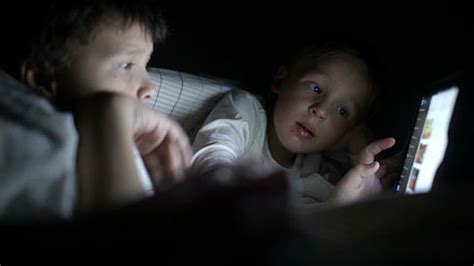 两个男孩晚上躺在床上看电影mov1080P视频素材下载-编号4771859-潮点视频