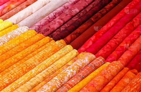 在面料市场上发现的不同颜色的布料和织物样品的详细近距离查看