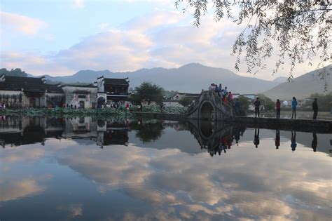 西递、宏村位于安徽省黄山市黟县，被誉为"画中的村庄"。|西递|黟县|宏村_新浪新闻