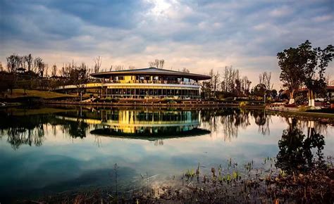 成都桂溪生态公园湖泊和现代建筑远景 图片 | 轩视界