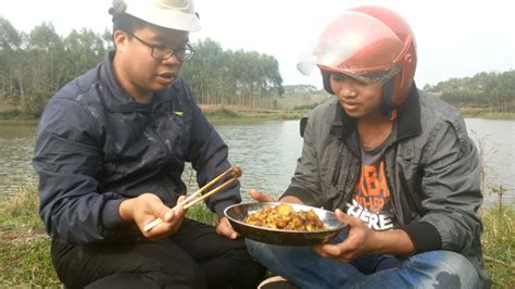 真敢吃，农村小伙把刚捞的福寿螺炸着吃，味道怎么样？_凤凰网视频_凤凰网