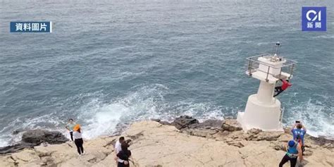 女子在香港拍照时被海浪卷入海身亡_新浪新闻