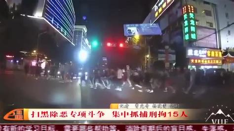 实拍楚雄街头上百人聚众斗殴 民警现场抓捕_腾讯视频