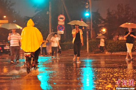 北京发布暴雨蓝色预警：当前至28日早间有中到大雨 部分地区暴雨_手机新浪网
