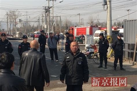北京：记者采访火灾现场被6男子放倒并抢走手机(图)_凤凰资讯