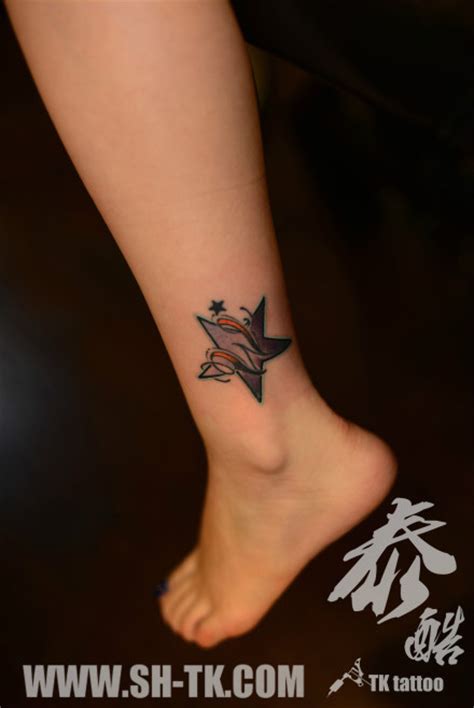 女生脚踝处精美潮流的五角星纹身图案