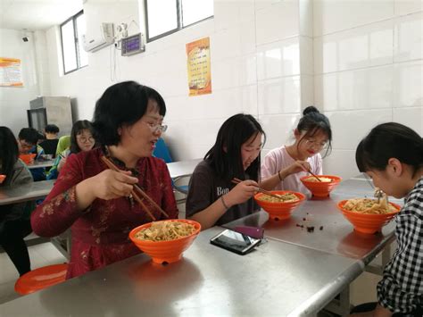 领导陪餐让学生进餐更放心 - 校园动态 - 郑州市第一〇七中学