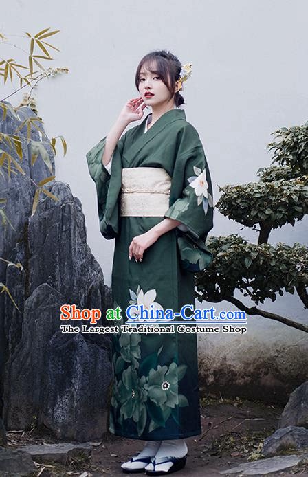 看着公园户外电影陈年风格的日本女学生装扮肖像AsianJapan高清图片下载-正版图片504298383-摄图网
