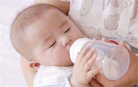 爸爸给婴儿喂奶高清图片下载-正版图片501577100-摄图网