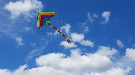 风筝在天空中高清摄影大图-千库网