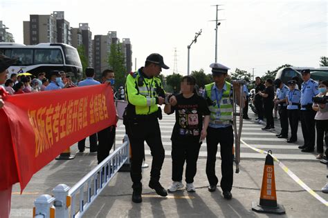 高考开考前1分钟 交警把跑错考点的女生送进考场-杭州新闻中心-杭州网