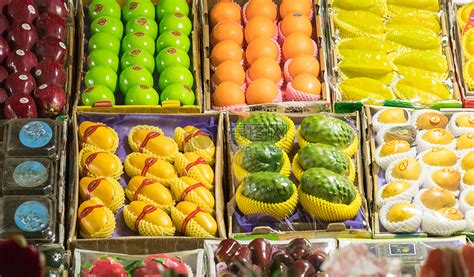 色彩丰富的水果摊高清图片下载-正版图片500177096-摄图网