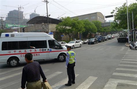 出租车拒不让行救护车引发关注，当事司机已被处罚_凤凰网视频_凤凰网