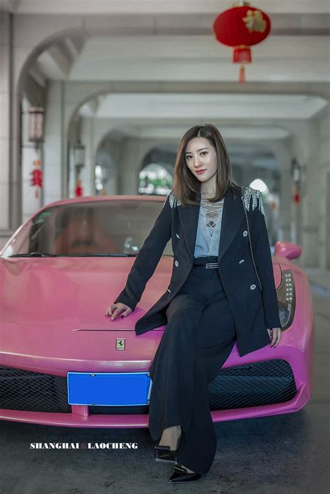 开豪车的女生壁纸图片
