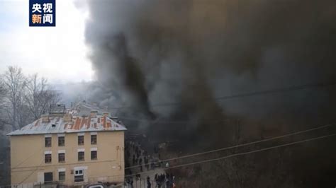 俄罗斯一历史建筑毁于大火 一名消防员殉职 - 封面新闻
