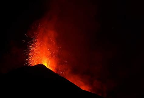 岩浆喷涌而出！意大利埃特纳火山喷发