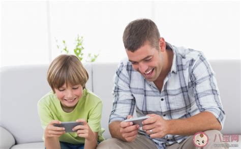 孩子沉迷手机，是父母教育方式出了错，4个方法引导孩子放下手机|父母|手机|玩手机_新浪新闻