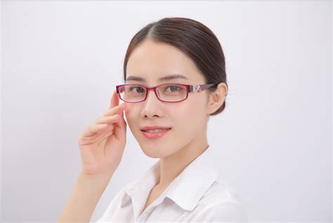 戴眼镜有什么作用？是能让眼睛看得比较清楚，还是大幅度提高视力，还是能恢复最初的好视力？最近视力极速-