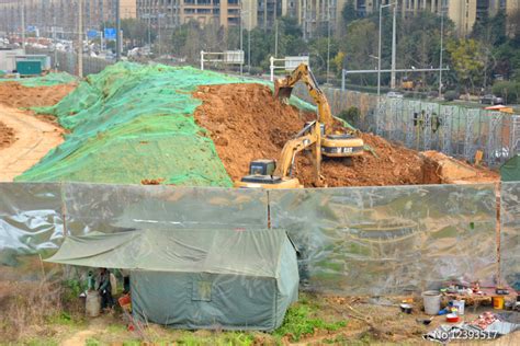 成都东安湖公园工地挖掘机械高清图片下载_红动中国