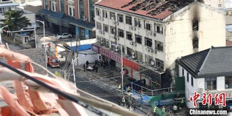 苏州渭塘镇发生火灾致6人死亡 4层建筑窗户被烧黑_手机新浪网