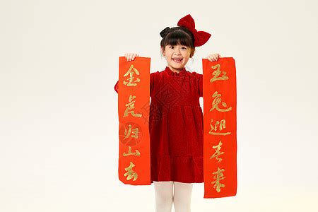身穿红衣服的小女孩双手拿春联元素素材下载-正版素材402415359-摄图网