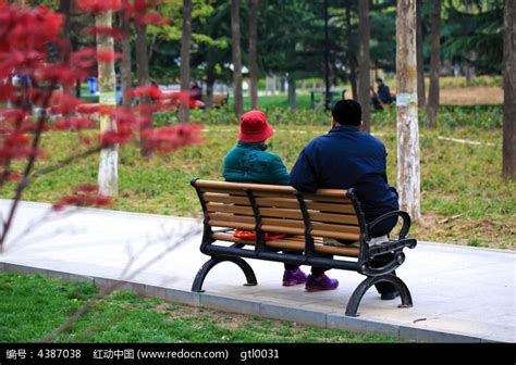 座椅上的老年人高清图片下载_红动中国