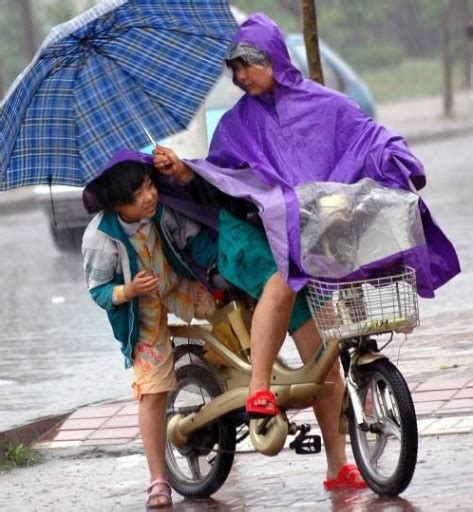 雨天接送孩子应该做的准备_下雨天接送孩子应该注意的问题_最美旅行_旅游景点大全