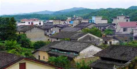 江西上饶德兴市一个镇，汇三省河流，和海南省会“同名”