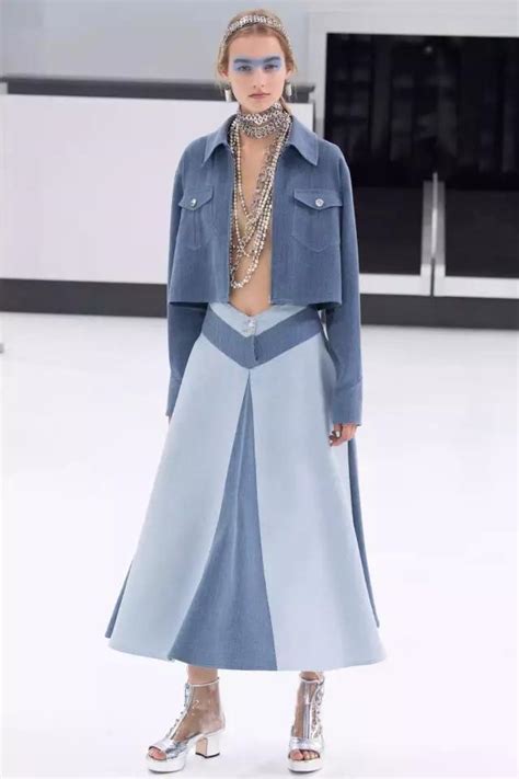 雾霾蓝大衣的几种搭配方法，展现个性和时尚_龙翼神风新闻网