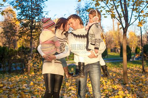 四家人在秋天温暖的天气中 在秋公园散步女儿树叶母性父亲爸爸父母男性男人乐趣母亲高清图片下载-正版图片321817568-摄图网
