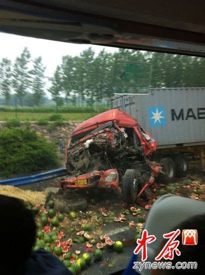 京珠高速发生13起车祸已致8死13伤(图) 各地新闻 烟台新闻网 胶东在线 国家批准的重点新闻网站