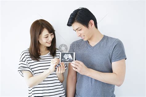 夫妻开心的体检怀孕拍片高清图片下载-正版图片502207534-摄图网