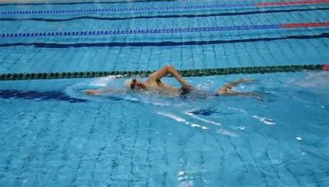 自由泳水下高肘抱水基本动作分解_腾讯视频