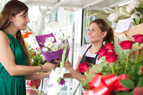 花店为女顾客提供鲜花束高清图片下载-正版图片303001561-摄图网