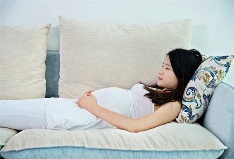 孕妇平躺睡觉时, 胎动比较厉害? 这种反应孕妈别大意